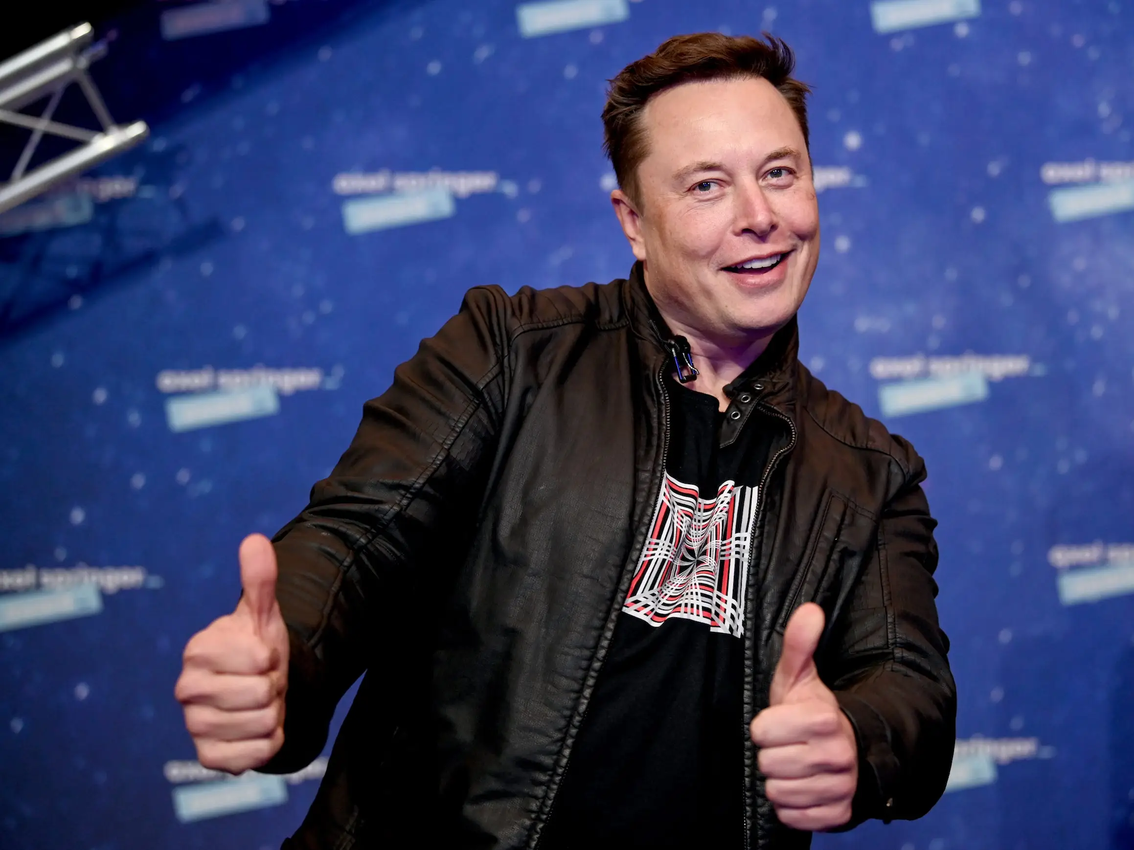 Elon Musk posa per una foto