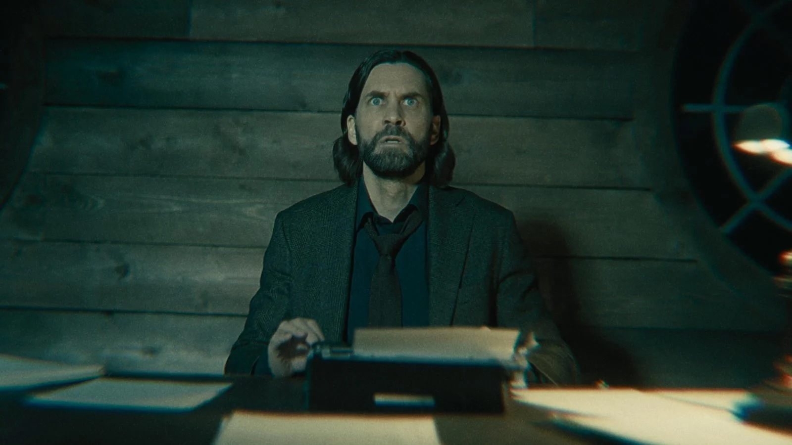 Alan Wake davanti alla macchina da scrivere